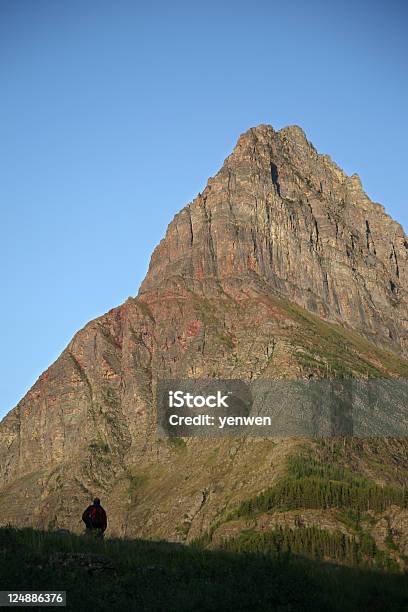 Hiking E Cima Alla Montagna - Fotografie stock e altre immagini di Ambientazione esterna - Ambientazione esterna, Ambientazione tranquilla, Area selvatica