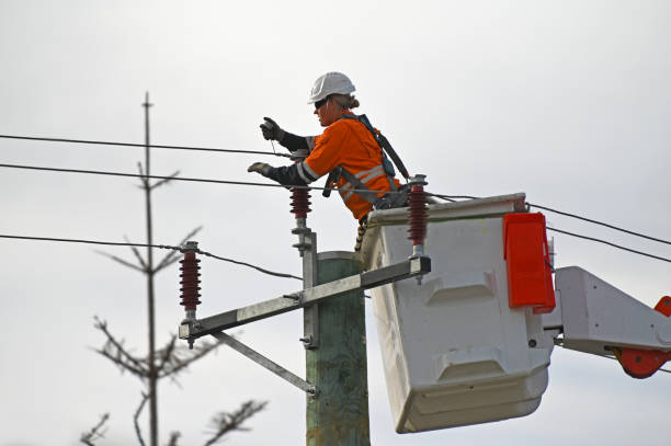 女性の電気労働者固定送電線 - power line electrician electricity manual worker ストックフォトと画像