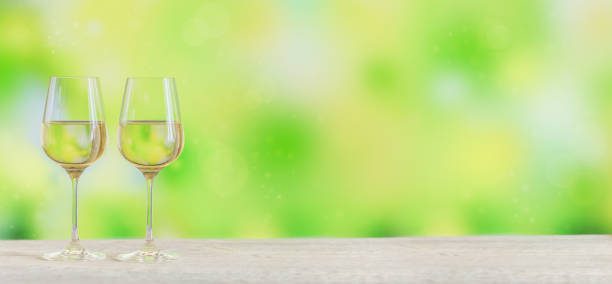 薄緑色の背景に白ワイン2杯。ワインムードコンセプト - grape white grape green muscat grape ストックフォトと画像