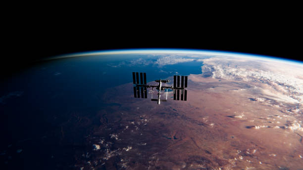 estación espacial internacional (iss) orbitando la tierra en el espacio - spacex & nasa research - iss satellite sunset view low orbit - modelo 3d por la nasa - renderizado 3d - vista de satélite fotografías e imágenes de stock