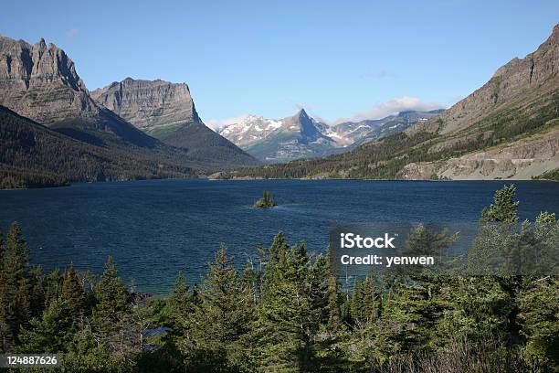 Lago Saint Mary Il Glacier National Park - Fotografie stock e altre immagini di Acqua - Acqua, Albero, Ambientazione esterna