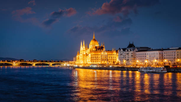 panorama budapest ungarn sonnenuntergang twilight parliament gebäude donau - chain bridge budapest night bridge stock-fotos und bilder