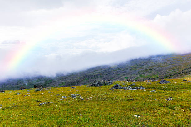 arco iris sobre las densas nieblas en las montañas - scenics multi colored greece blue fotografías e imágenes de stock