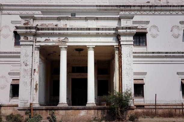 vue arrière du palais lal bagh, indore, inde - lal bagh photos et images de collection