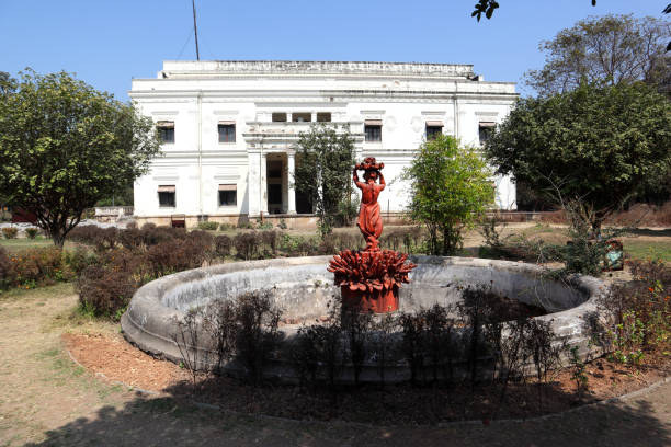 fontaine derrière le palais de lal bagh, indore, inde - lal bagh photos et images de collection