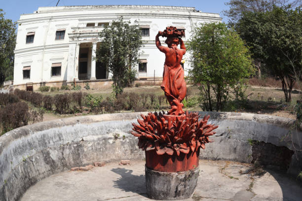 fontaine derrière le palais de lal bagh, indore, inde - lal bagh photos et images de collection