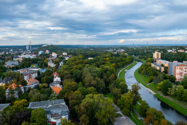 vue de haut niveau sur la ville d’ostrava, république tchèque - ostrava photos et images de collection