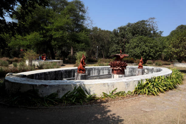 fontaine de statue de cygne et femelle dans le jardin du palais de lal bagh, indore, inde - lal bagh photos et images de collection