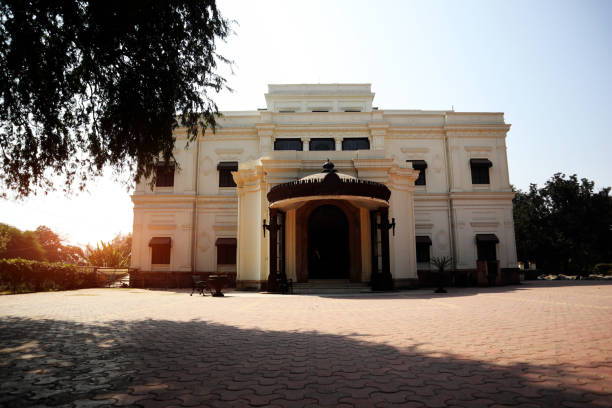 le palais lal bagh pendant le coucher du soleil, indore, madhya pradesh, inde - lal bagh photos et images de collection