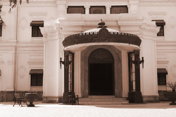 entrée de lal bagh palace, indore, inde - lal bagh photos et images de collection