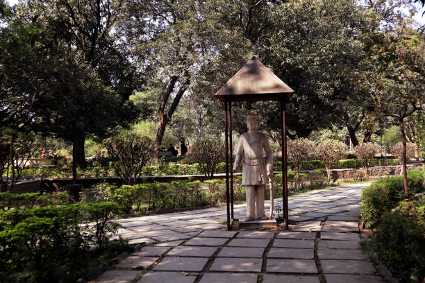 statue dans le palais de lal bagh, indore, inde - lal bagh photos et images de collection