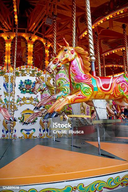 Carrossel De Cavalo - Fotografias de stock e mais imagens de Abstrato - Abstrato, Antigo, Atração de Parque de Diversão