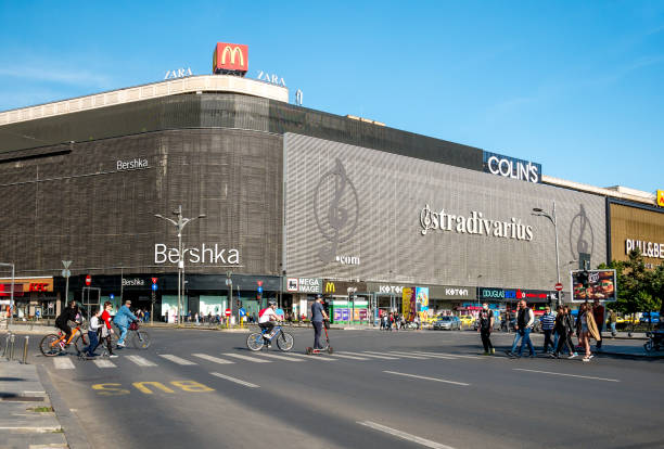 ludzie przechodzący przez ulicę przed centrum handlowym unirea w bukareszcie. - imię zwierzęcia zdjęcia i obrazy z banku zdjęć