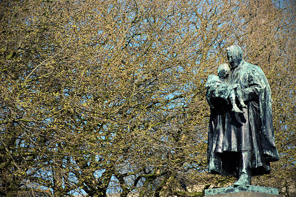 istock Liverpool, St. George's Hall Gardens statue 124890141