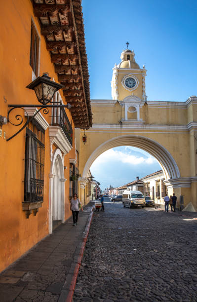 улицы старого колониального города анитгуа в гватемале - 7946 стоковые фото и изображения