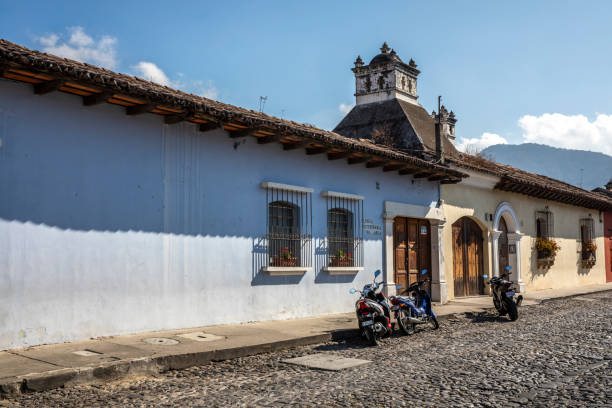 calles de la antigua ciudad colonial de anitgua en guatemala - 7958 fotografías e imágenes de stock