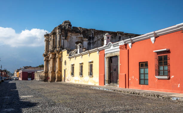 streets of old colonial town of anitgua in guatemala - 7963 imagens e fotografias de stock