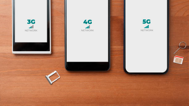 concept d’évolution de réseau mobile : comparaison entre les smartphones 3g 4g et 5g sur une table en bois - 3g photos et images de collection