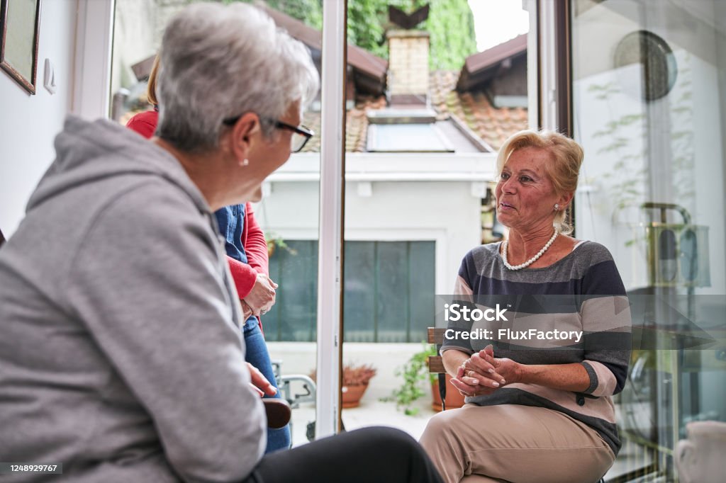 Charmante Seniorin Im Gespräch Mit Ihren Mitbewohnern Aus Pflegeheim ...