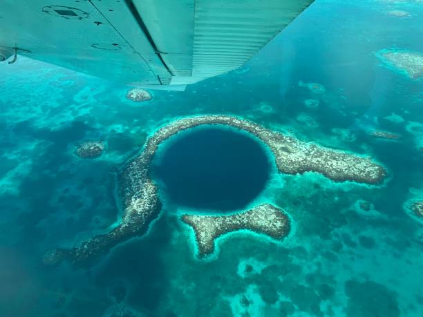 great blue hole - lighthouse reef imagens e fotografias de stock