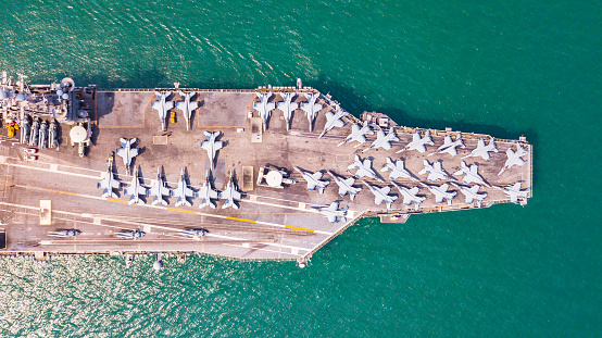 Buque nuclear us Aircraft Carrier, portaaviones de la marina militar aviones de combate de carga completa para preparar tropas, el USS Ronald Reagan photo