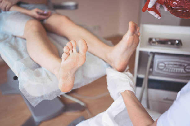 podiatrist che utilizza attrezzature di rettifica e fa lucidatura della procedura per la pedicure dei piedi. estetista podologia in guanti bianchi che puliscono la pelle delle gambe del cliente da callo e mais con strumento professionale. - pedicure human foot podiatrist moisturizer foto e immagini stock