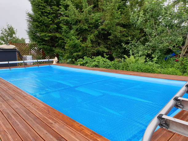 copertura piscina per la protezione invernale - nascondere foto e immagini stock