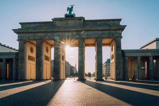 vista al atardecer a la Puerta de Brandenburgo - Berlín, Alemania photo