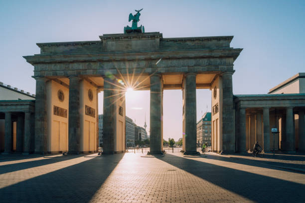 vista al tramonto sulla porta di brandeburgo - berlino, germania - architectural styles animal horse europe foto e immagini stock