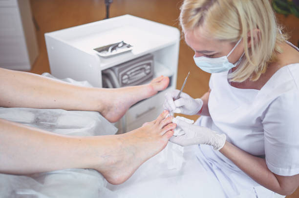 procédure médicale professionnelle de pédicure de près vers le haut utilisant l’instrument double d’ongle. podiatre de chiropodiste de visite de patient. traitement des pieds dans le salon spa. clinique de podiatrie. mains pédicuristes dans des ga - podiatrist podiatry pedicure chiropodist photos et images de collection