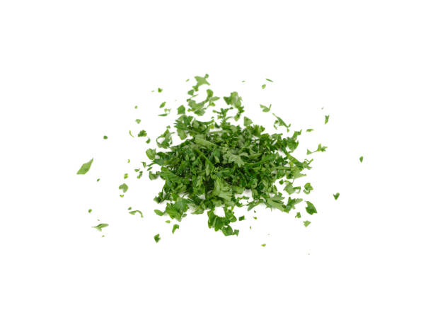 pila di prezzemolo fresco chop su sfondo bianco - parsley spice herb garnish foto e immagini stock