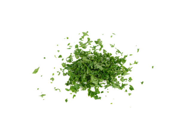 pile of chop fresh  parsley on white background - parsley garnish isolated herb imagens e fotografias de stock