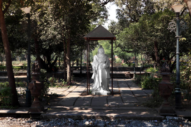 statue de la reine victoria dans le palais de lal bagh, indore, inde - lal bagh photos et images de collection