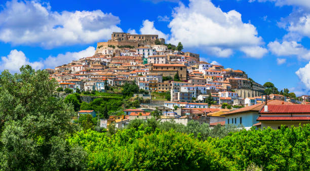 イタリア旅行。カラブリア州の伝統的な丘の上の中世の村 - town village hill panoramic ストックフォトと画像