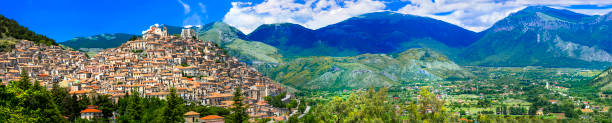 イタリア旅行。カラブリア州の伝統的な丘の上の中世の村 - town village hill panoramic ストックフォトと画像