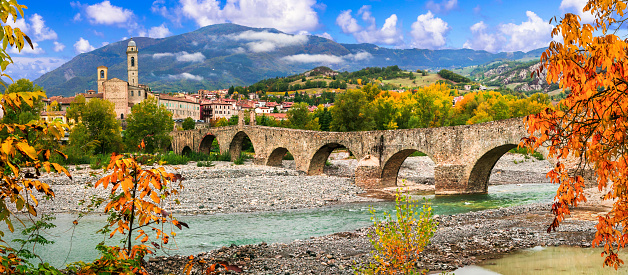 puntos de referencia de Italia. Bobbio - hermosa ciudad antigua con impresionante puente romano, Emilia Romagna photo