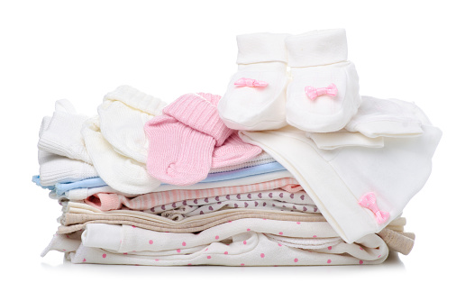 Apilar la ropa doblada para recién nacidos photo