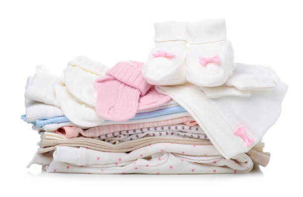 apilar la ropa doblada para recién nacidos - ropa de bebé fotografías e imágenes de stock