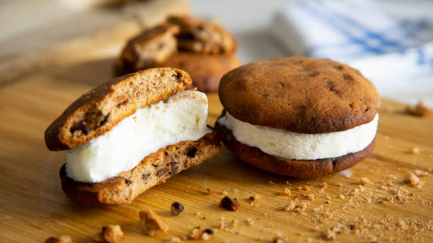 galletas de chocolate y helado - cold sandwich fotografías e imágenes de stock