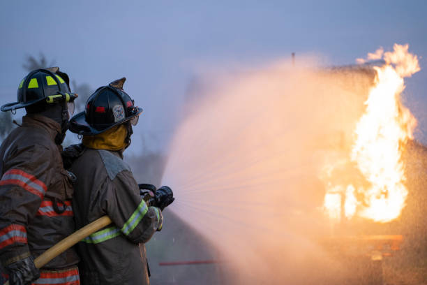 strażacy walczą z szalejącym ogniem ze zbiornika paliwa. - car fire accident land vehicle zdjęcia i obrazy z banku zdjęć