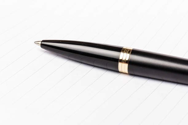 白い背景に黒いペン。ビジネスコンセプト - pen writing instrument pencil gold ストックフォトと画像