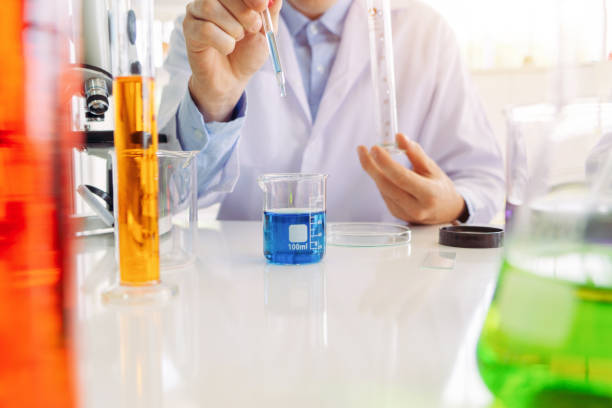 Scientist working on colorful test tube to analysis and develop vaccine of covid-19 virus in lab or laboratory in technology medical, chemistry, healthcare, research concept. Experimental science test científico que trabaja en tubo de ensayo colorido para analizar y desarrollar la vacuna del virus covid-19 en laboratorio o laboratorio en tecnología médica, química, atención médica, concepto de investigación. prueba científica experimental