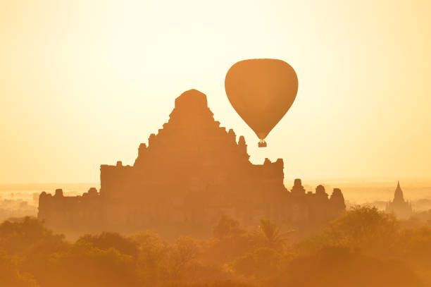 scenic sunrise with many hot air balloons above bagan dhammayangyi temple in myanmar. bagan is an ancient city with thousands of historic buddhist temples and stupas. - burmese culture myanmar pagoda dusk imagens e fotografias de stock