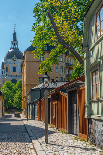 Casas viejas en Estocolmo. Distrito de Sodermalm. Suecia. Escandinavia. Vista con Katarina kyrka photo