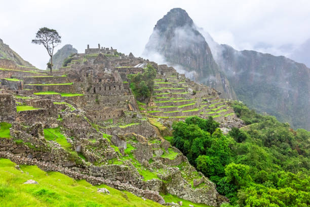 machu picchu, un sanctuaire historique péruvien. l’une des sept nouvelles merveilles du monde - new seven wonders of the world photos et images de collection