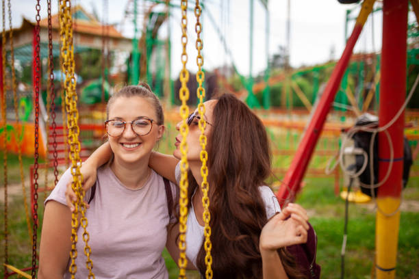 dwie dziecinne dziewczyny w parku rozrywki - amusment park zdjęcia i obrazy z banku zdjęć