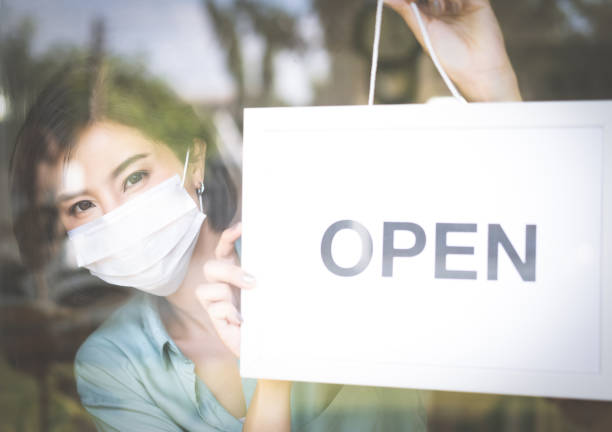 portrait d’un jeune propriétaire asiatique heureux petite entreprise avec masque facial, prêt pour la situation et boutique ouverte après le verrouillage en raison de l’éclosion de coronavirus covid-19. propriétaire de petite entreprise de démarr - fully unbuttoned photos et images de collection