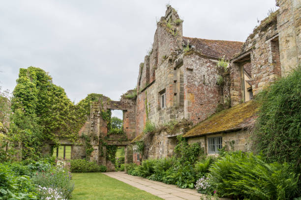 giardino del castello di scotney - scotney castle foto e immagini stock