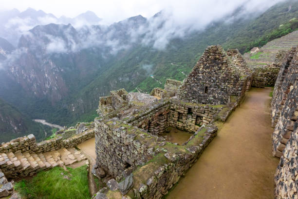 machu picchu, un sanctuaire historique péruvien. l’une des sept nouvelles merveilles du monde - new seven wonders of the world photos et images de collection