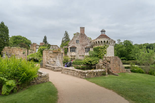 스코니 캐슬 - scotney castle 뉴스 사진 이미지